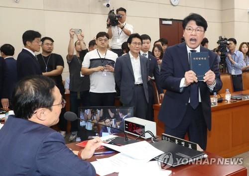 2019년 정개특위서 준연동형 비례제법이 통과되자 항의하는 국민의힘 장제원 의원자료사진