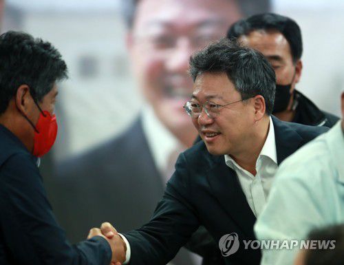 원주갑 국회의원 보궐선거 당선된 박정하 후보(원주=연합뉴스) 이재현 기자 = 지난해 6·1 지방선거와 함께 치러진 원주갑 국회의원 보궐선거에 당선된 국민의힘 박정하 후보가 지지자들과 악수하고 있다. 2022.6.2 jlee@yna.co.kr