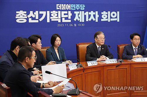 인사말하는 조정식 총선기획단장(서울=연합뉴스) 신준희 기자 = 6일 국회에서 열린 더불어민주당 총선기획단 제1차 회의에서 조정식 단장이 인사말을 하고 있다. 2023.11.6 hama@yna.co.kr