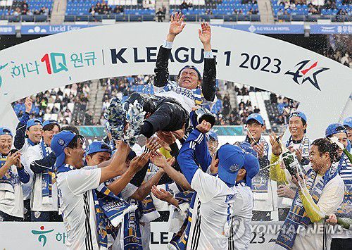 홍명보 감독, 우승 헹가래[연합뉴스 자료사진]