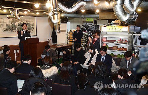 이준석, 국민의힘 탈당(서울=연합뉴스) 서명곤 기자 = 이준석 전 국민의힘 대표가 27일 오후 서울 노원구 한 식당에서 기자회견을 열고 국민의힘 탈당과 향후 정치 행보에 대해 밝히고 있다. 2023.12.27 [공동취재] seephoto@yna.co.kr