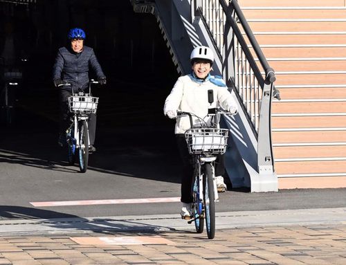 공용자전거(어울링) 타고 출근하는 이순열 의장(오른쪽)  (세종=연합뉴스) 이순열 세종시의회 의장(오른쪽)이 지난달 8일 공용자전거(어울링)을 타고 출근하고 있다. 이 의장은 자전거 타기 생활화를 위해 최근  매월 8일을 자전거 타기의 날로 지정하는 내용의 '자전거 이용의 날 조례'를 제정했다. 2023.12.24 [세종시의회 제공. 재판매 및 DB 금지]