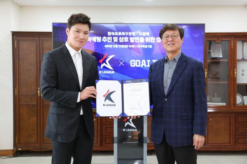 이호 고알레 대표(왼쪽)와 한웅수 프로연맹 부총재[한국프로축구연맹 제공. 재판매 및 DB 금지]