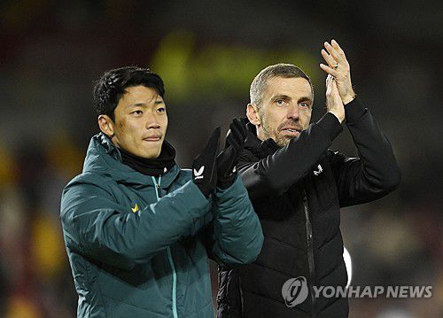 황희찬과 오닐 감독[로이터=연합뉴스]