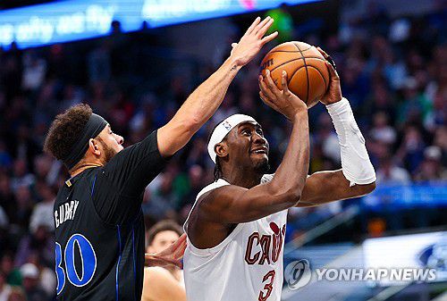 카리스 르버트(오른쪽)의 슛[Kevin Jairaj-USA TODAY Sports/로이터=연합뉴스]