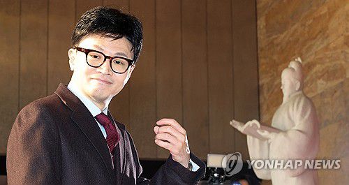 질문 듣는 한동훈 비대위원장(서울=연합뉴스) 한상균 기자 = 국민의힘 한동훈 비상대책위원장이 27일 국회에서 기자들의 질문을 듣고 있다. 2023.12.27 xyz@yna.co.kr
