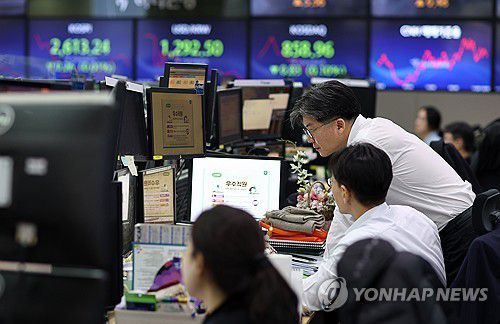 증시 ‘폐장일’(서울=연합뉴스) 윤동진 기자 = 코스피가 올해 마지막 거래일인 28일 장 초반 보합권에서 등락을 보이며 출발했다. 사진은 이날 오전 서울 중구 하나은행 딜링룸의 모습. 2023.12.28 mon@yna.co.kr