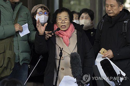 소감 밝히는 이경자 할머니(서울=연합뉴스) 윤동진 기자 = 일제강점기 강제동원 피해자 유가족 이경자 할머니가 28일 오전 서울 서초구 대법원에서 열린 미쓰비시중공업 등을 상대로 낸 손해배상 청구 소송의 상고심 선고가 마친 후 소감을 밝히고 있다. 2023.12.28 mon@yna.co.kr