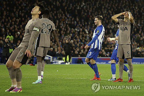 득점 기회 놓치자 아쉬워하는 손흥민 등 토트넘 선수들[AP=연합뉴스]