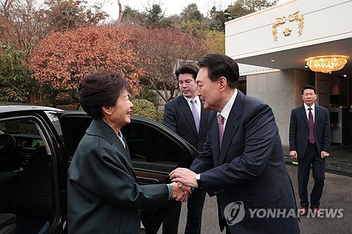 박근혜 전 대통령 영접하는 윤석열 대통령(서울=연합뉴스) 진성철 기자 = 윤석열 대통령이 29일 서울 용산구 한남동 대통령 관저에서 오찬을 함께하기 위해 방문한 박근혜 전 대통령을 영접하고 있다. 2023.12.29   [대통령실 제공. 재판매 및 DB 금지] zjin@yna.co.kr