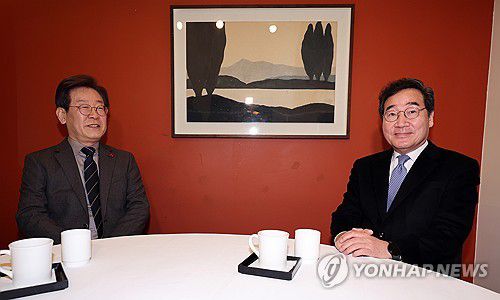 ‘이재명-이낙연’ 회동(서울=연합뉴스) 윤동진 기자 = 더불어민주당 이재명 대표와 이낙연 전 대표가 30일 오전 서울 중구의 한 식당에서 만나 대화를 나누고 있다. 2023.12.30 [공동취재] photo@yna.co.kr