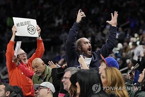 연패 탈출에 기뻐하는 디트로이트 팬들[AP=연합뉴스]