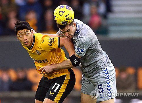 공중볼을 다투는 황희찬[로이터=연합뉴스]