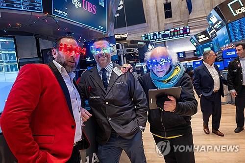 뉴욕증권거래소(NYSE)의 2023년 마지막 거래일일을 웃음으로 보내는 트레이더들 [게티이미지/AFP 연합뉴스 자료사진. 재판매 및 DB 금지]