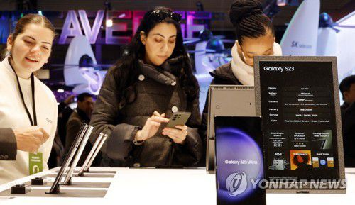 갤럭시 S23 울트라 살펴보는 관람객들[연합뉴스 자료사진]