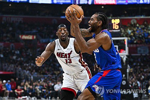 뱀 아데바요(왼쪽)와 커와이 레너드(오른쪽)[USA TODAY Sports=연합뉴스]