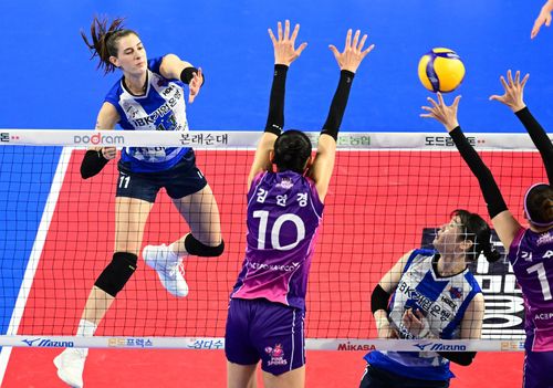 아베크롬비의 공격(서울=연합뉴스) IBK기업은행 아베크롬비가 4일 화성체육관에서 열린 프로배구 여자부 흥국생명과의 홈경기에서 공격을 시도하고 있다. [한국배구연맹 제공. 재판매 및 DB금지]