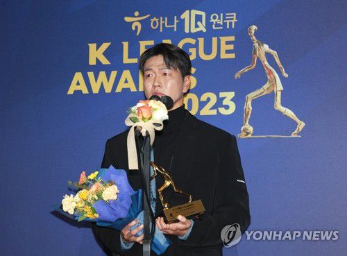 김영권, 2023 K리그1 MVP(서울=연합뉴스) 홍해인 기자 = 4일 오후 서울 송파구 롯데호텔월드에서 열린 2023 프로축구 K리그 대상 시상식에서 K리그1 최우수선수상(MVP)을 수상한 울산 현대 김영권이 수상 소감을 말하고 있다. 2023.12.4 hihong@yna.co.kr