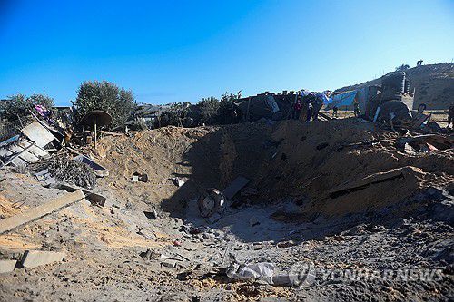 알마와시 난민촌에 생긴 폭발 분화구(알마와시 로이터=연합뉴스) 4일(현지시간) 공습을 당한 가자지구 남부 알마와시의 난민촌에 폭발로 인한 분화구가 생겼다 2023.1.4 photo@yna.co.kr