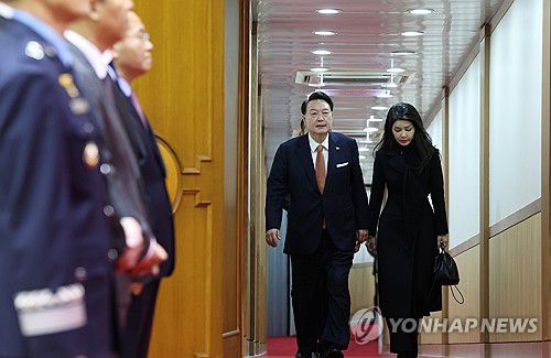 윤석열 대통령과 김건희 여사(성남=연합뉴스) 진성철 기자 = 네덜란드 국빈 방문 일정을 마치고 귀국한 윤석열 대통령과 김건희 여사가 지난달 15일 성남 서울공항 2층 실내행사장으로 귀국하는 모습.   2023.12.15 zjin@yna.co.kr