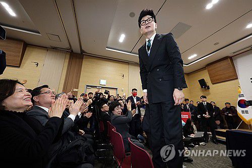 광주 당원에게 인사하는 한동훈(광주=연합뉴스) 정회성 기자 = 국민의힘 한동훈 비상대책위원장이 4일 오전 광주 서구 김대중컨벤션센터에서 열린 국민의힘 광주시당 신년인사회에 참석해 지역 당원들에게 인사하고 있다. 2024.1.4 hs@yna.co.kr