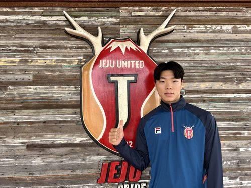 제주 유나이티드 클럽하우스에서 포즈를 취한 제갈재민[촬영=이영호]