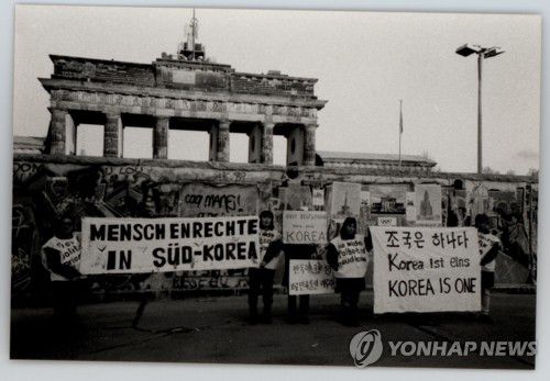 베를린 장벽 무너진 다음 날 브란덴부르크 문 앞에서(서울=연합뉴스) 서울역사박물관은 오는 9월 3일까지 분단국가의 수도 서울을 떠나 독일로 간 한국간호 여성들의 이야기 '국경을 넘어, 경계를 넘어' 기획전시를 연다고 26일 전했다.     이번 전시는 분단국가의 수도 서울을 떠나 또 다른 분단국가인 독일, 장벽으로 단절된 서베를린에서 활동한 한인 간호 여성들의 정치적, 문화적 삶을 집중적으로 조명한다. 2017.6.26 [서울역사박물관 제공=연합뉴스] photo@yna.co.kr