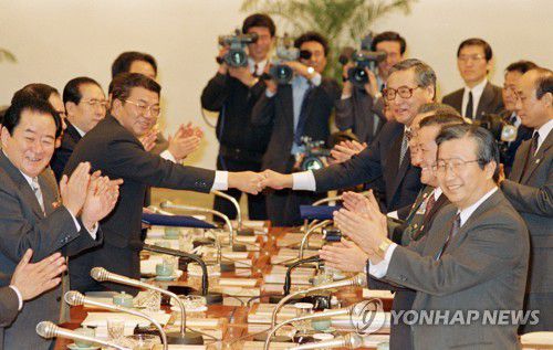 기본합의서 타결 뒤 악수하는 남북 수석대표(서울=연합뉴스) 1991년 12월 13일 서울 쉐라톤 워커힐 호텔에서 열린 남북 고위급 회담에서 남북간의 화해와 교류, 불가침 등의 내용을 담은 기본합의서에 타결을 본 뒤 정 전 총리(오른쪽)와 당시 연형묵 북한 정무원 총리가 악수하는 모습. 2020.4.12 [연합뉴스 자료사진] photo@yna.co.kr