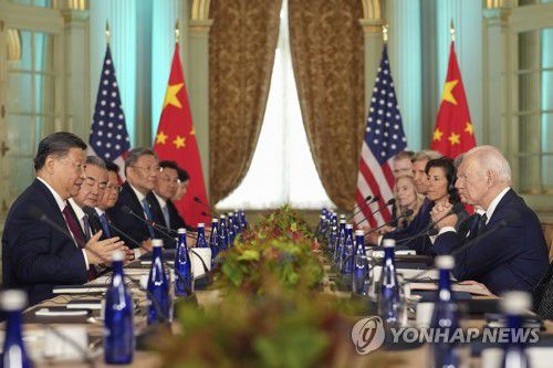 지난해 정상회담서 시진핑 중국 국가주석 발언 듣는 바이든 미국 대통령[AP 연합뉴스 자료사진. 재판매 및 DB 금지]