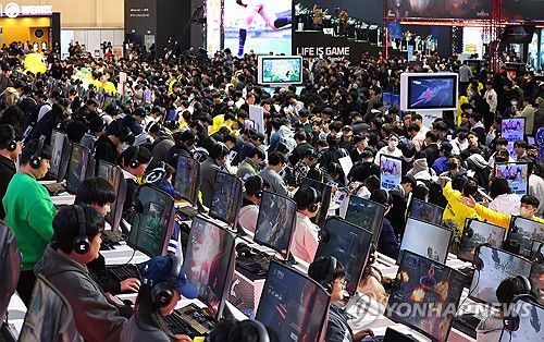 지스타 게임 열기(부산=연합뉴스) 손형주 기자 = 16일 부산 벡스코에서 개막한 국내 최대 게임전시회 지스타2023에서 관람객들이 게임을 즐기고 있다. 지스타 2023은 총 42개국 1천37개 기업 3천328개 부스 규모로 19일까지 4일간 열린다. 2023.11.16 handbrother@yna.co.kr