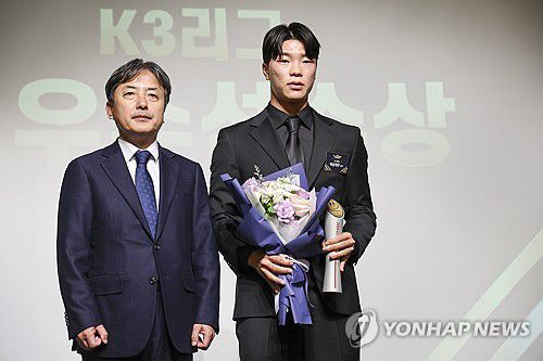 FC목포 제갈재민, K3리그 최우수선수상(서울=연합뉴스) 윤동진 기자 = 7일 오후 서울 교보생명 빌딩에서 진행된 ‘2023 K3,K4 리그 어워즈’에서 K3리그 최우수선수상을 받은 FC목포 제갈재민이 기념소감을 밝히고 있다. 2023.12.7 mon@yna.co.kr