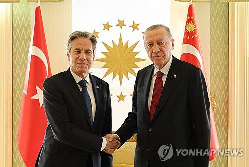 6일(현지시간) 자국 방문한 토니 블링컨 미 외무장관과 악수하는 에르도안 대통령[EPA=연합뉴스]