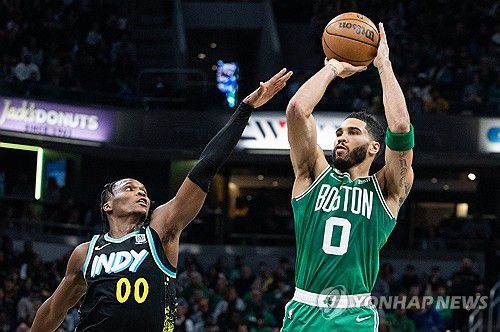 보스턴 제이슨 테이텀(오른쪽)의 슛[Trevor Ruszkowski-USA TODAY Sports/로이터=연합뉴스]