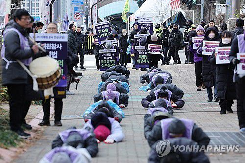 이태원 참사 특별법 통과 촉구 오체투지(서울=연합뉴스) 임화영 기자 = 10·29 이태원 참사 유가족협의회·시민대책회의 관계자들이 지난달 18일 오전 서울 여의도 국회 앞에서 이태원 참사 특별법 국회 본회의 통과 촉구 오체투지를 하는 모습 [연합뉴스 자료사진]