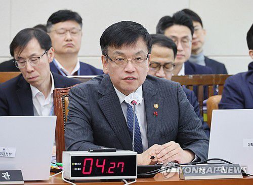 의원 질의에 답변하는 최상목 경제부총리(서울=연합뉴스) 이정훈 기자 = 최상목 부총리 겸 기획재정부 장관이 8일 오전 국회에서 열린 기획재정위원회 전체회의에서 의원 질의에 답변하고 있다. 2024.1.8 uwg806@yna.co.kr