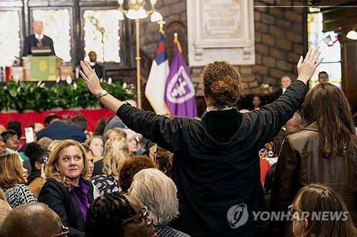 바이든 연설 중 휴전 촉구하는 시위자(찰스턴[美사우스캐롤라이나주] AP=연합뉴스) 조 바이든 미국 대통령이 8일(현지시간) 사우스캐롤라이나 찰스턴의 이매뉴얼 아프리칸 감리교회에서 연설하는 중 시위자들이 일어나 이스라엘과 하마스 전쟁의 즉각 휴전을 촉구하고 있다. 2024.1.8