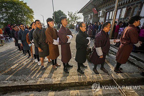 총선 투표하려고 줄 서 있는 부탄 유권자들[AP 연합뉴스 자료사진. 재판매 및 DB 금지]