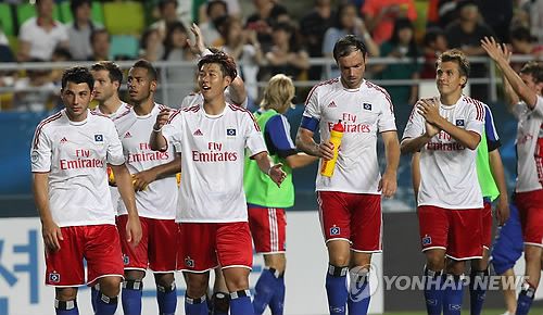 팬 환호에 답하는 손흥민(수원=연합뉴스) 신영근 기자 = 22일 수원월드컵경기장에서 열린 2012 피스컵 대회 결승 한국의 성남 일화와 독일 함부르크SV의 경기에서 1대0으로 승리, 우승을 차지한 함부르크의 손흥민과 동료 선수들이 경기 후 손을 들어 팬들에게 인사하고 있다. 2012.7.22     drops@yna.co.kr     http://blog.yonhapnews.co.kr/geenang