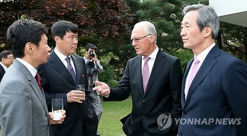 한독 축구인 대화(서울=연합뉴스) 백승렬 기자 = 정몽준 축구협회 명예회장(오른쪽부터)과 베켄바워 독일 바이에른 뮌헨 축구팀 명예회장, 차범근 전 국가대표 감독, 정몽규 축구협회장이 3일 주한 독일대사관저에서 열린 독일정부의 대십자 공로훈장 수여식에서 대화하고 있다. 2013.6.3 srbaek@yna.co.kr