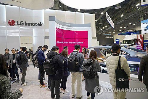 LG이노텍, CES 2024 프리 부스투어(서울=연합뉴스) LG이노텍이 CES 2024 개막일 하루 전인 8일(현지시간) 국내 기자단을 대상으로 프리 부스투어(Pre-Booth tour)를 진행하고 있다. 2024.1.9 [LG이노텍 제공. 재판매 및 DB 금지] photo@yna.co.kr