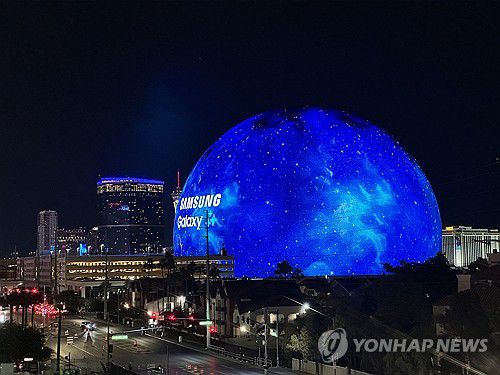 대형 구형 공연장 '스피어'에 뜬 갤럭시(라스베이거스=연합뉴스) 오규진 기자 = 미국 라스베이거스에 있는 대형 구형 경기장 '스피어'에 8일(현지시간) 밤 삼성전자의 신제품 공개 행사 '갤럭시 언팩' 홍보 영상이 상영되고 있다. 2024.1.9 acdc@yna.co.kr