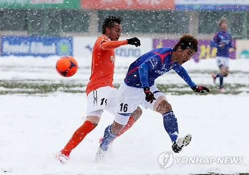 2012년 폭설 속에서 맞붙은 강원과 인천[연합뉴스 자료사진. 재판매 및 DB금지]