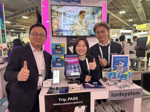 트립패스를 소개하는 장양호 로드시스템 대표와 임직원들[촬영 오규진]