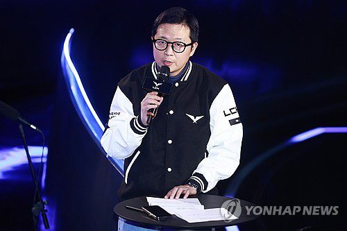 인사말 하는 이정훈 LCK 사무총장(서울=연합뉴스) 진연수 기자 = 10일 오후 서울 종로구 LCK아레나에서 열린 2024 리그 오브 레전드 챔피언스 코리아(LCK) 스프링 개막 미디어데이에서 이정훈 LCK 사무총장이 인사말을 하고 있다. 2024.1.10 jin90@yna.co.kr