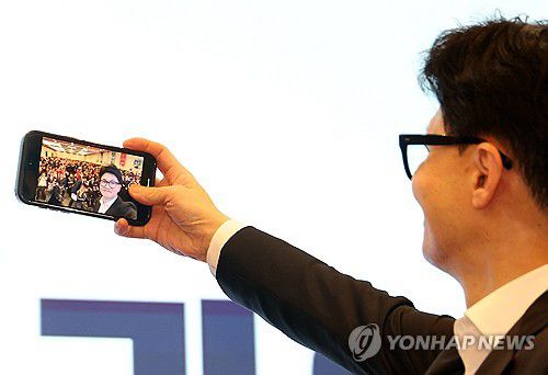 부산 찾은 한동훈의 셀카(부산=연합뉴스) 손형주 기자 = 국민의힘 한동훈 비상대책위원장이 10일 오후 부산 벡스코에서 열린 부산 당원과의 만남에서 셀카를 찍고 있다. 2024.1.10 handbrother@yna.co.kr