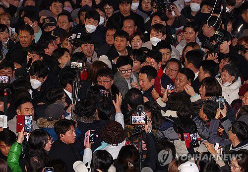 인파 속 한동훈(부산=연합뉴스) 손형주 기자 = 국민의힘 한동훈 비상대책위원장이 10일 오후 부산 중구 BIFF 광장을 찾아 지지자에게 둘러싸여 있다. 2024.1.10 handbrother@yna.co.kr