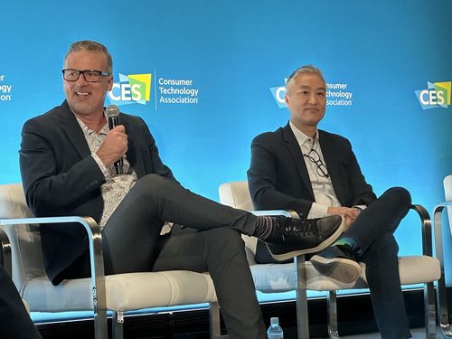CES 콘퍼런스왼쪽부터 휴고 스와트 퀄컴테크놀로지스 부사장 겸 XR 총괄 매니저, 영킴 메타 VR 기기 파트너십 부문 부사장 [촬영 오규진]