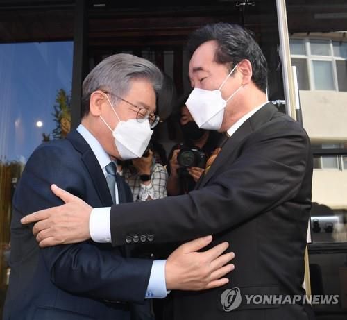 대선 경선 후 이재명 당시 대선후보와 포옹하는 이낙연 전 대표자료사진