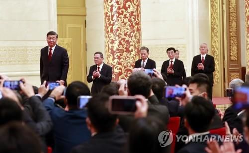 시진핑 새 최고지도부와 함께 기자회견 입장(베이징=연합뉴스) 한종구 특파원 = 시진핑 중국 국가주석이 2022년 10월 23일 공산당 총서기 및 정치국 상무위원회(상무위) 구성원을 뽑는 당 20기 중앙위원회 1차 전체회의(1중전회)를 마친 뒤, 베이징 인민대회당에서 열린 신임 상무위 기자회견장에 리창, 자오러지, 왕후닝, 차이치, 딩쉐샹, 리시 등 새 최고지도부와 함께 입장하고 있다. [연합뉴스 자료사진]