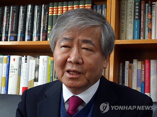 민주당 공관위원장에 임혁백 명예교수(서울=연합뉴스) 29일 더불어민주당이 총선 공천관리위원장에 임혁백 고려대 명예교수를 임명했다.     사진은 지난 2017년 정년퇴임을 앞둔 임 교수가 연합뉴스와 인터뷰하는 모습. 2023.12.29 [연합뉴스 자료사진] xyz@yna.co.kr